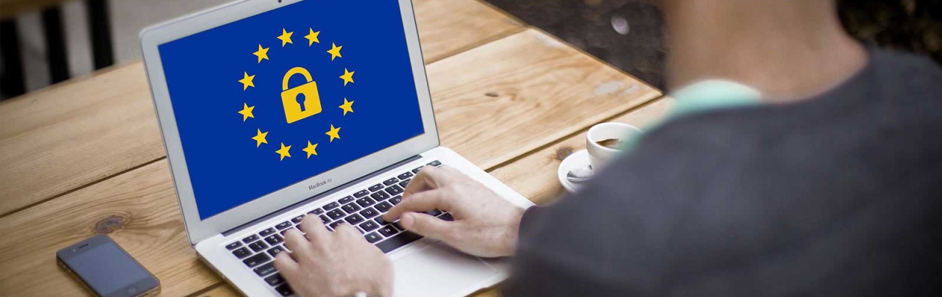 Auf einem Laptop ist eine Schloss zu sehen, was für die Datenschutzsicherheit steht