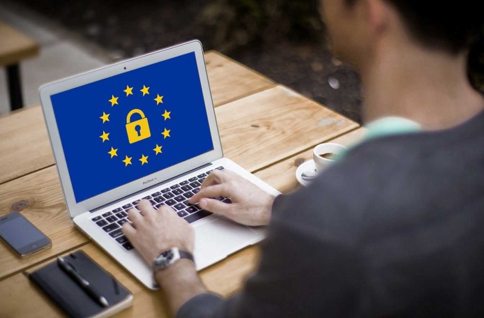 Auf einem Laptop ist eine Schloss zu sehen, was für die Datenschutzsicherheit steht