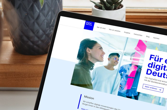 Webseite DigitalService auf Laptop geöffnet